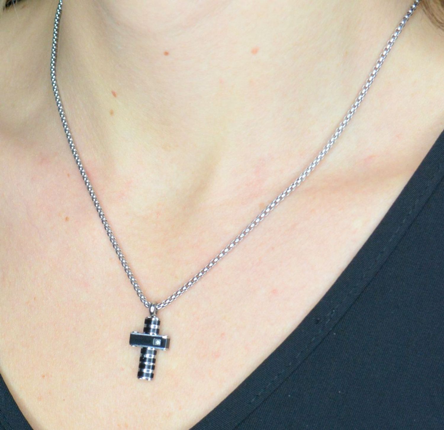 Naszyjnik Nomination Italy Strong Diamond krzyż z białym diamentem 028328037 wykonany z najwyższej jakości stali szlachetnej w srebrnym kolorze..webp